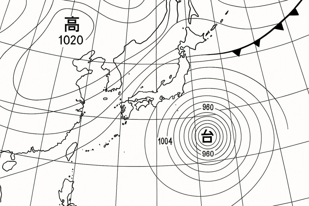 台風が接近する日本列島の気圧配置図