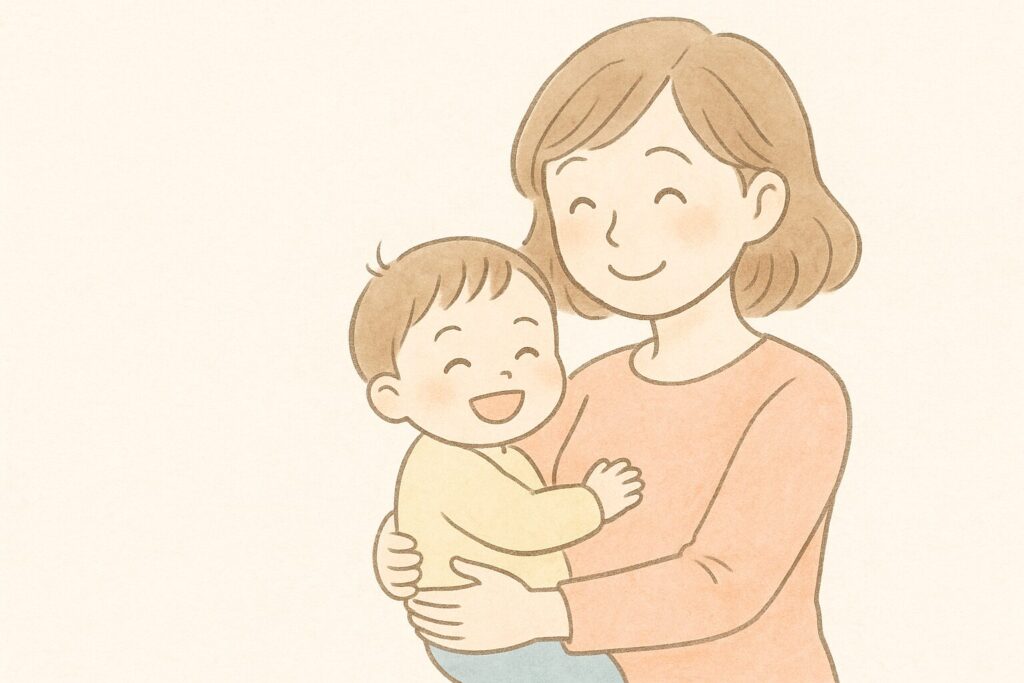 赤ちゃんを笑顔で抱きしめる母親。安心した表情で寄り添う様子。